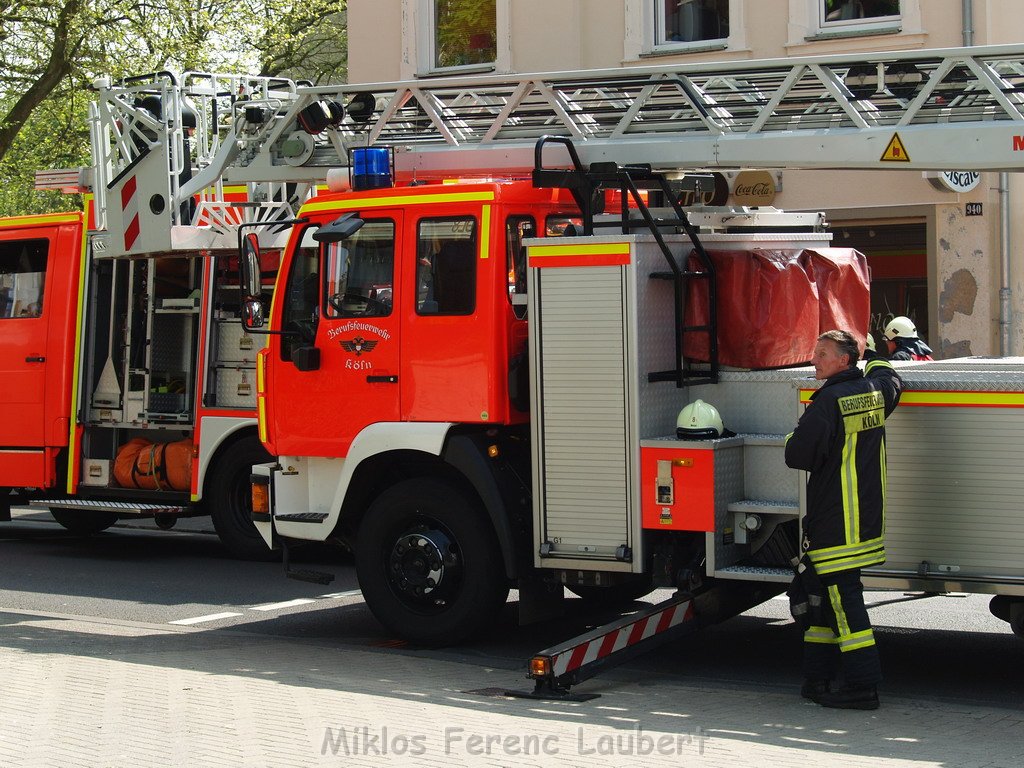 Kellerbrand mit Menschenrettung Koeln Brueck Hovenstr Olpenerstr P060.JPG
